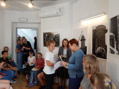 Zdjęcie prezentuje uroczyste wręczenie nagród w powiatowym konkursie plastycznym „Z wizytą w bajkowym świecie Marii Konopnickiej”. 