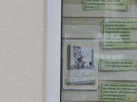 Zdjęcie prezentuje wystawę na oknach Powiatowej Biblioteki Publicznej w Puławach prezentującą najsłynniejsze cytaty z utworów Aleksandra Fredry.