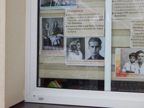 Wystawa na oknach bibliotek prezentująca życie i twórczość Krzysztofa Kamila Baczyńskiego