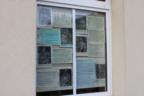 Zdjęcie prezentuje wystawę na oknach Powiatowej Biblioteki Publicznej prezentująca cytaty z literatury opisujące tych władców z dynastii Piastów.