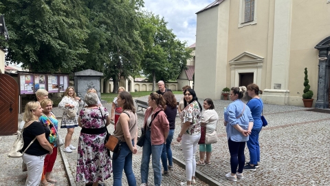 Zdjęcie prezentuje seminarium szkoleniowe „Biblioteka inspiruje – innowacyjne pomysły promujące region”, które odbyło się w ramach Dnia Bibliotekarza dnia 25 czerwca 2024 r. w Końskowoli. 