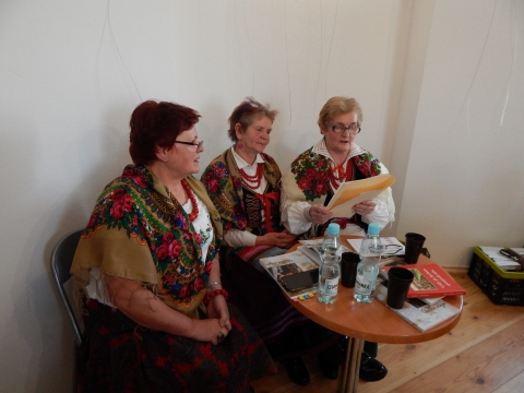 Zdjęcie przedstawia imprezę kulturalną „Jak dawniej mówiono” w ramach projektu „Ochrona i wykorzystanie zasobów dziedzictwa materialnego i niematerialnego dotyczącego obserwatorium astronomicznego w Puławach”.