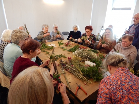 Zdjęcie przedstawia imprezę kulturalną „Jak dawniej świętowano” w ramach projektu „Ochrona i wykorzystanie zasobów dziedzictwa materialnego i niematerialnego dotyczącego obserwatorium astronomicznego w Puławach”.