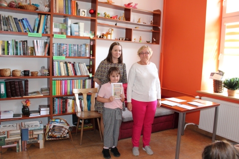 Zdjęcie prezentuje wręczenie nagród w powiatowym konkursie plastycznym „Wkomponuj Stefana Żeromskiego w pejzaż Nałęczowa”  które odbyło się 21 maja 2025 r. w siedzibie Powiatowej Biblioteki Publicznej w Puławach.