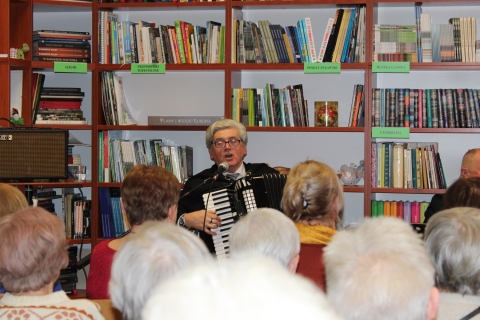  Zdjęcie prezentuje spotkanie z zespołem muzycznym Dwa Księżyce w ramach Powiatowego Klubu Książki, które odbyło się w Powiatowej Bibliotece Publicznej 31 stycznia 2024 r. o godzinie 12.00.