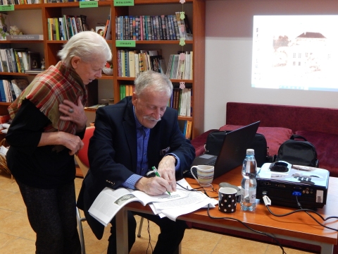 Zdjęcie prezentuje spotkanie z Jerzym Michałem Sołdkiem w ramach Powiatowego Klubu Książki, które odbyło się w Powiatowej Bibliotece Publicznej 25 października 2023 r. o godzinie 12:00.