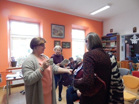 Zdjęcie prezentuje spotkanie autorskie z Katarzyną Dorosz-Dębską w ramach Powiatowego Klubu Książki, które odbyło się w Powiatowej Bibliotece Publicznej 26 kwietnia 2023 r. o godz. 12.00.