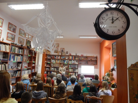 Zdjęcie prezentuje spotkanie z psychologiem Katarzyną Dorosz-Dębską w ramach Powiatowego Klubu Książki, które odbyło się w Powiatowej Bibliotece Publicznej 21 listopada 2023 r. o godzinie 12.00.