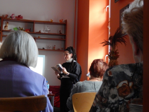 Zdjęcie prezentuje spotkanie autorskie z Mają Wolny w ramach Powiatowego Klubu Książki.