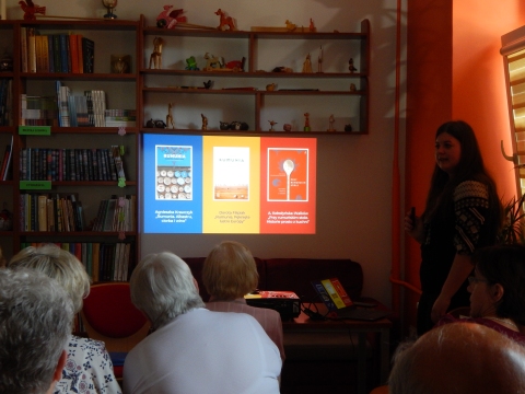 Zdjęcie prezentuje spotkanie z Martyną z Projektu Rumunia w ramach Powiatowego Klubu Książki, które odbyło się w Powiatowej Bibliotece Publicznej 21 czerwca 2023 r. o godz. 12.00.