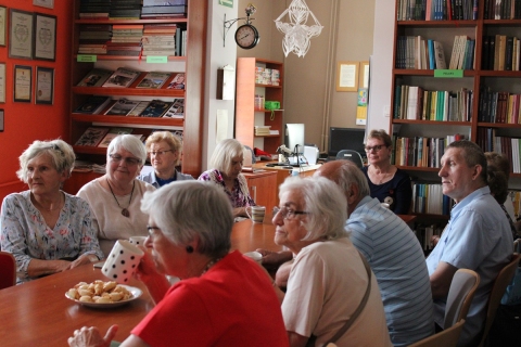 Zdjęcie prezentuje spotkanie autorskie ze Zbigniewem Kiełbem w ramach Powiatowego Klubu Książki, które odbyło się 22 maja 2024 r. w Powiatowej Bibliotece Publicznej w Puławach.