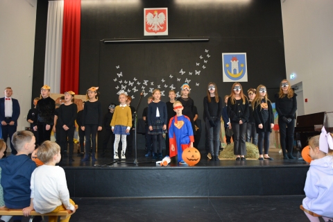 Zdjęcie pokazuje Przegląd Teatrzyków Szkolnych, który odbył się 27 października 2022 r. w auli Gminnego Zespołu Szkół w Kazimierzu Dolnym.