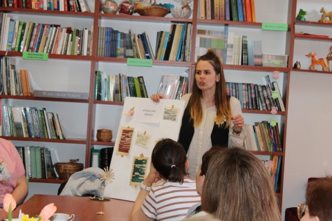 Zdjęcie prezentuje szkolenie dla bibliotekarzy z terenu powiatu puławskiego, kute odbyło się  17 kwietnia 2026 r. w Powiatowej Bibliotece Publicznej w Puławach. Na zdjęciu Paulina Zielińska.