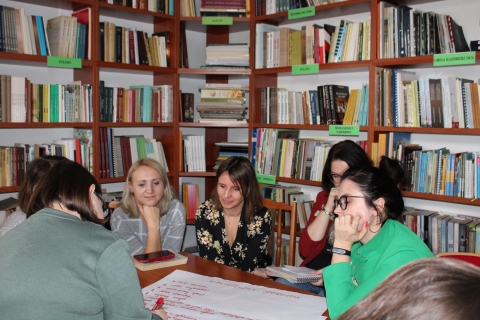 Zdjęcie prezentuje szkolenie „Dobrostan biblioteczny”, które poprowadziła Karolina Suska dla bibliotekarzy z terenu powiatu puławskiego zorganizowane przez Powiatową Bibliotekę Publiczną w Puławach w dniu 27 lutego 2024 r.