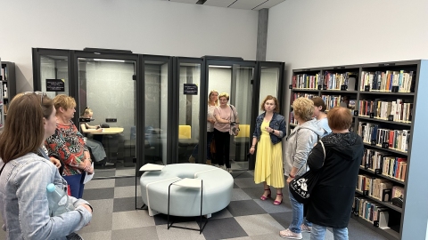 Zdjęcie prezentuje szkolenie dla bibliotekarzy z powiatu puławskiego „Krok w stronę nowoczesności, czyli biblioteki i instytucje kultury XXI wieku”. Wizyta w Bibliotece Miejskiej w Puławach. 