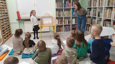 Zdjęcie przedstawia lekcję biblioteczną w Bibliotece - Mediatece Szkoły Podstawowej nr 3 im. Jana Brzechwy w Puławach, która odbyła się 4 kwietnia 2023 r. 