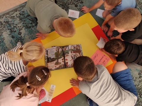 Zdjęcie prezentuje warsztaty przeprowadzone przez Filie Biblioteczną w Bochotnicy w ramach projektu „Biblioteki Pełne Dobrej Energii”.