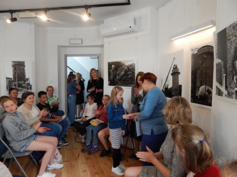 Zdjęcie prezentuje uroczyste wręczenie nagród w powiatowym konkursie plastycznym „Z wizytą w bajkowym świecie Marii Konopnickiej”. 