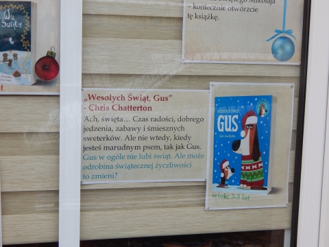 Zdjęcie prezentuje wystawę na oknach Powiatowej Biblioteki Publicznej w Puławach pt. „Poczytaj mi o świętach, czyli propozycje literackie dla dzieci na grudzień”.