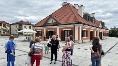 Zdjęcie prezentuje seminarium szkoleniowe „Biblioteka inspiruje – innowacyjne pomysły promujące region”, które odbyło się w ramach Dnia Bibliotekarza dnia 25 czerwca 2024 r. w Końskowoli. 