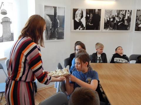 Zdjęcie przedstawia imprezę kulturalną „Jak dawniej gotowano” w ramach projektu „Ochrona i wykorzystanie zasobów dziedzictwa materialnego i niematerialnego dotyczącego obserwatorium astronomicznego w Puławach”.