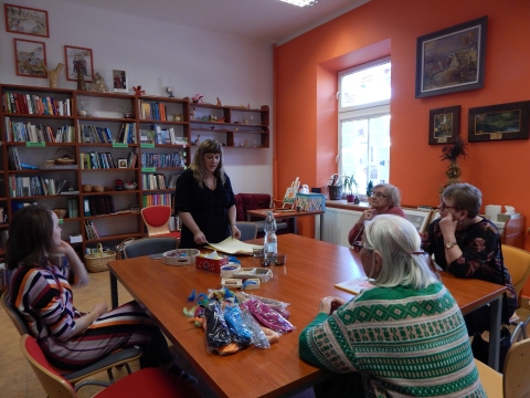 Zdjęcie prezentuje spotkanie autorskie z Dorotą Opolską-Maksym w ramach Powiatowego Klubu Książki, które odbyło się w Powiatowej Bibliotece Publicznej 28 lutego 2023 r. o godz. 12.OO.