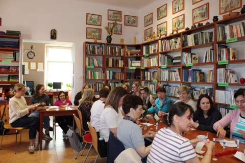 Zdjęcie prezentuje szkolenie dla bibliotekarzy z terenu powiatu puławskiego, kute odbyło się  17 kwietnia 2026 r. w Powiatowej Bibliotece Publicznej w Puławach. Na zdjęciu bibliotekarze z terenu powiatu.