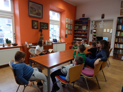 Zdjęcie przedstawia wizytę grupy „Puchatki” z Publicznego Przedszkola Integracyjnego w Puławach w Powiatowej Bibliotece Publicznej w Puławach.
