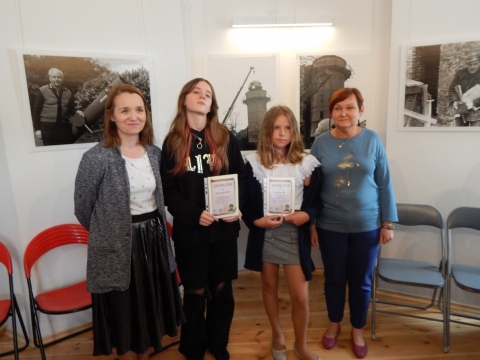 Zdjęcie prezentuje uroczyste wręczenie nagród w powiatowym konkursie plastycznym „Z wizytą w bajkowym świecie Marii Konopnickiej”. 