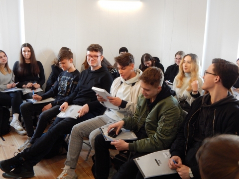 Zdjęcie przedstawia imprezę kulturalną „Jak dawniej mówiono” w ramach projektu „Ochrona i wykorzystanie zasobów dziedzictwa materialnego i niematerialnego dotyczącego obserwatorium astronomicznego w Puławach”.