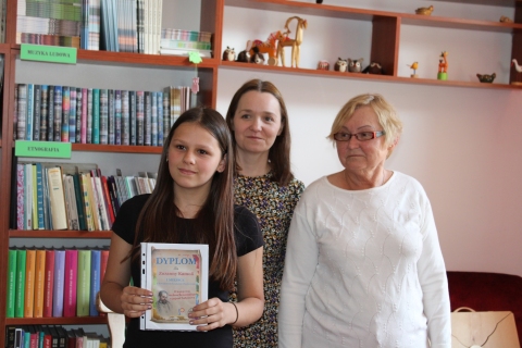 Zdjęcie prezentuje wręczenie nagród w powiatowym konkursie plastycznym „Wkomponuj Stefana Żeromskiego w pejzaż Nałęczowa”  które odbyło się 21 maja 2025 r. w siedzibie Powiatowej Biblioteki Publicznej w Puławach.