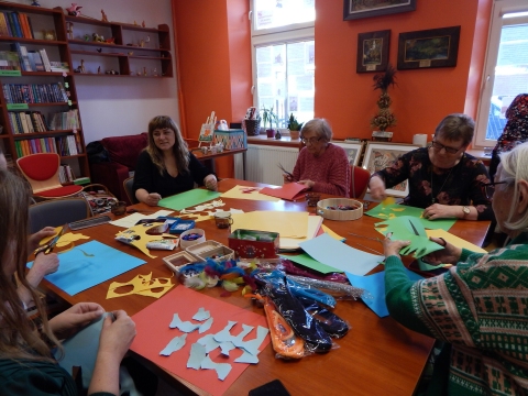 Zdjęcie prezentuje spotkanie autorskie z Dorotą Opolską-Maksym w ramach Powiatowego Klubu Książki, które odbyło się w Powiatowej Bibliotece Publicznej 28 lutego 2023 r. o godz. 12.OO.