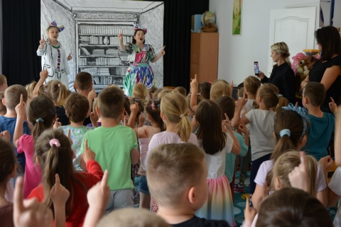 Fotorelacja z wydarzeń, które odbyły się w ramach projektu „Dziecięca podróż w świat słowa i zabawy” realizowanego przez Przedszkole i Bibliotekę Publiczną w Kazimierzu Dolnym.