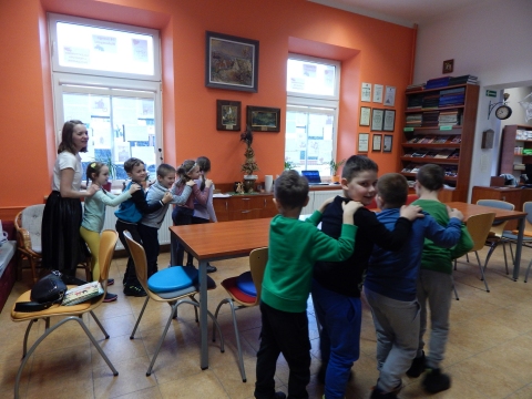 Zdjęcie przedstawia wizytę grupy „Puchatki” z Publicznego Przedszkola Integracyjnego w Puławach w Powiatowej Bibliotece Publicznej w Puławach.