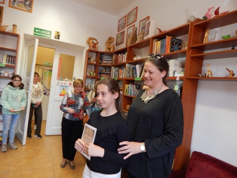 Zdjęcie prezentuje wręczenie nagród w powiatowych konkursach plastycznych „Kto Ty jesteś? Polak mały” i „Gloria victis – chwała zwyciężonym”, które odbyło się 8 maja 2023 r. w siedzibie Powiatowej Biblioteki Publicznej w Puławach.