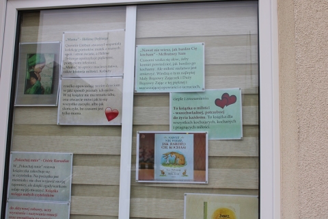 Zdjęcie prezentuje wystawę na oknach Powiatowej Biblioteki Publicznej w Puławach prezentującą książki o miłości dla dzieci i młodzieży.