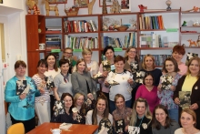 Zdjęcie prezentuje szkolenie dla bibliotekarzy z terenu powiatu puławskiego, kute odbyło się  17 kwietnia 2026 r. w Powiatowej Bibliotece Publicznej w Puławach. Na zdjęciu Paulina Zielińska i bibliotekarze z terenu powiatu. 