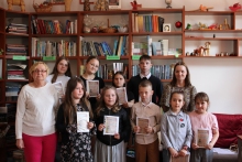 Zdjęcie prezentuje wręczenie nagród w powiatowym konkursie plastycznym „Wkomponuj Stefana Żeromskiego w pejzaż Nałęczowa”  które odbyło się 21 maja 2025 r. w siedzibie Powiatowej Biblioteki Publicznej w Puławach.