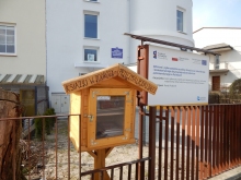 Zdjęcie przedstawia budkę bookcrossingową znajdującą się przy wejściu do Obserwatorium Astronomicznego, przy ulicy Filtrowej 50 w Puławach.