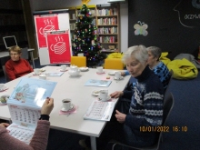 Zdjęcie prezentuje uczestników styczniowego spotkania Dyskusyjnego Klubu Książki w Górze Puławskiej. 