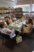 Zdjęcie prezentuje sierpniowe spotkanie kazimierskiego Dyskusyjnego Klubu Książki.