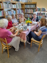 Zdjęcie prezentuje spotkanie kazimierskiego Dyskusyjnego Klubu Książki.