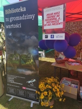 Zdjęcie prezentuje stoisko Gminnej Biblioteki Publicznej w Puławach z siedzibą w Górze Puławskiej podczas Dożynek Powiatowych 2022.