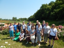 Zdjęcie przedstawia bibliotekarzy z terenu powiatu puławskiego podczas szkolenia wyjazdowego do Parku Miliona Róż i Zabytków Kresowych w Kazimierzu Dolnym.