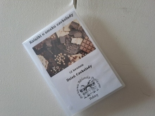 Zdjęcie prezentuje wystawę powieszoną na korytarzu przed biblioteką prezentującą różne okładki książek z wyrazem czekolada w tytule.