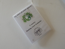 Zdjęcie prezentuje wystawę powieszoną na korytarzu przed biblioteką prezentującą różne okładki książek dla dzieci promujących ochronę środowiska i ekologiczne działania na rzecz naszej planety.