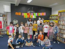 Zdjęcie prezentujące dzieci, uczestników Ogólnopolskiego Dnia Głośnego Czytania w bibliotece gminy Puławy. 