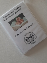 Zdjęcie prezentuje wystawę powieszoną na korytarzu przed biblioteką prezentującą różne okładki książek, w których ważna rolę odgrywają kobiety. 