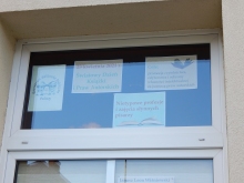 Wystawa na oknach bibliotek prezentująca nietypowe profesje i zajęcia słynnych pisarzy.