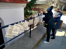 Wystawa "Zabierz ze sobą wiersz" - kartki z wierszami Cypriana Kamila Norwida i Krzysztofa Kamila Baczyńskiego zawieszone na płocie przed Kazimierskim Ośrodkiem Kultury, Promocji i Turystyki 